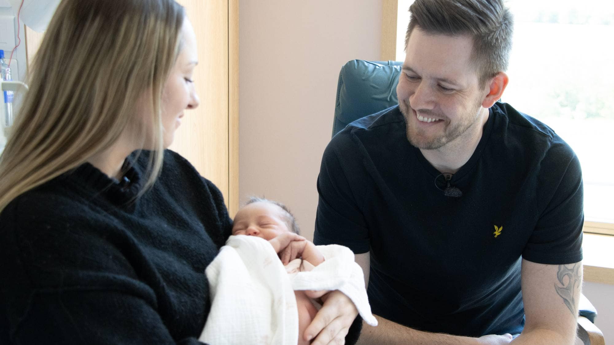 Ingrid Kreken Neset og Andreas Øren held nyfødte Hanna.
