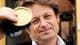 Foto: NTB Karl Erik Lund viser fram en snus