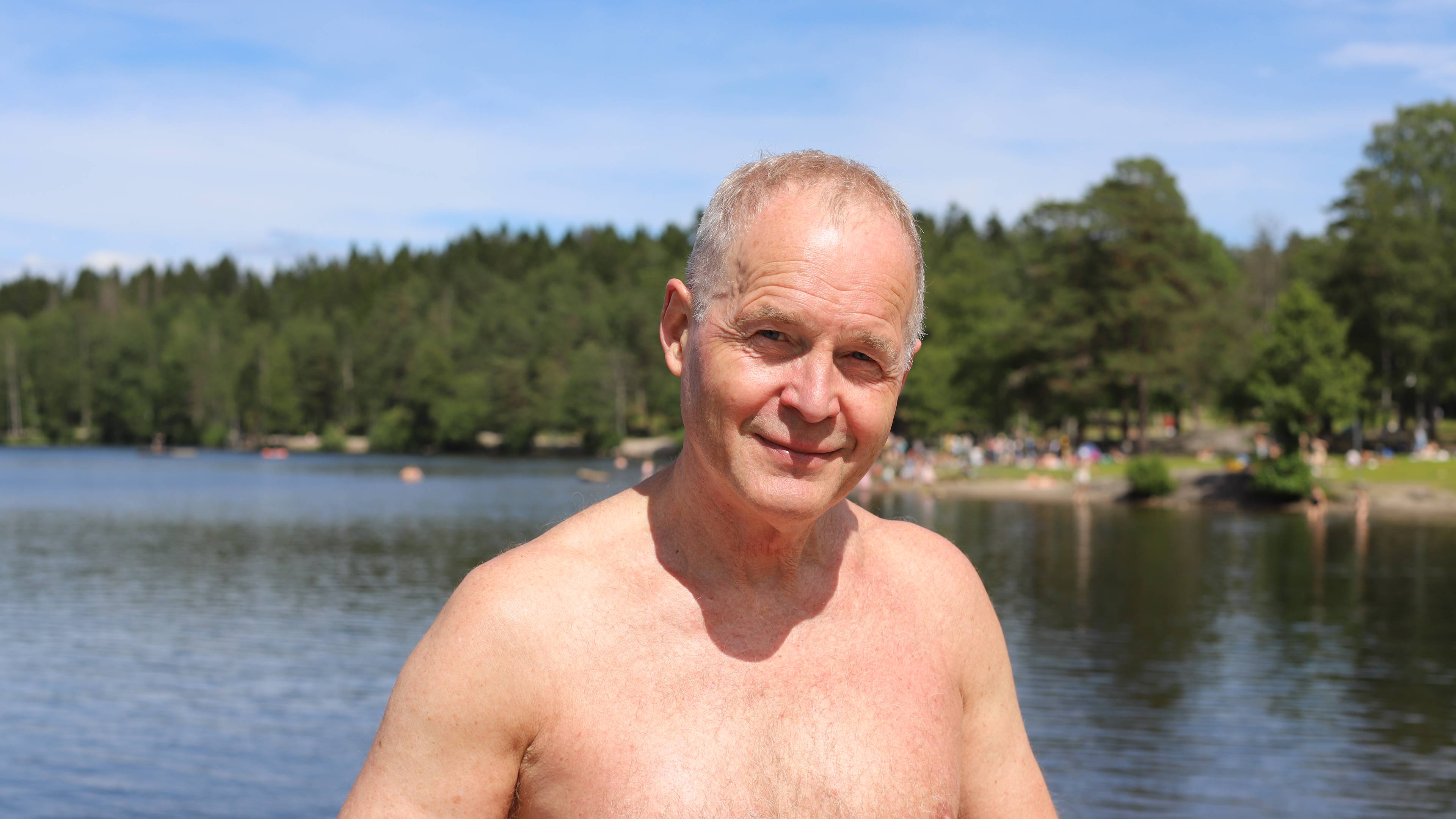 en mann som står foran en innsjø (Bildebeskrivelsen er laget av en KI-tjeneste)