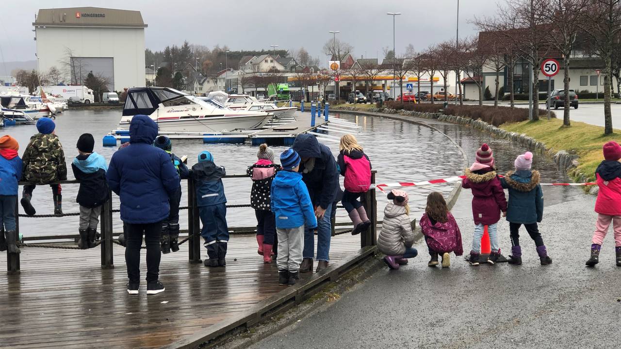 Barnehagebarn ser på floa i Ulsteinvik