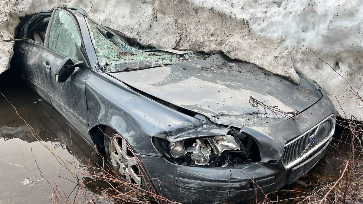 Bil dukket opp under brøytefonn