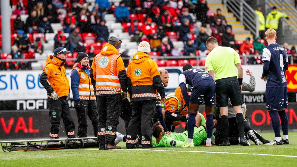Skadedrama: Keeperen måtte bæres av banen