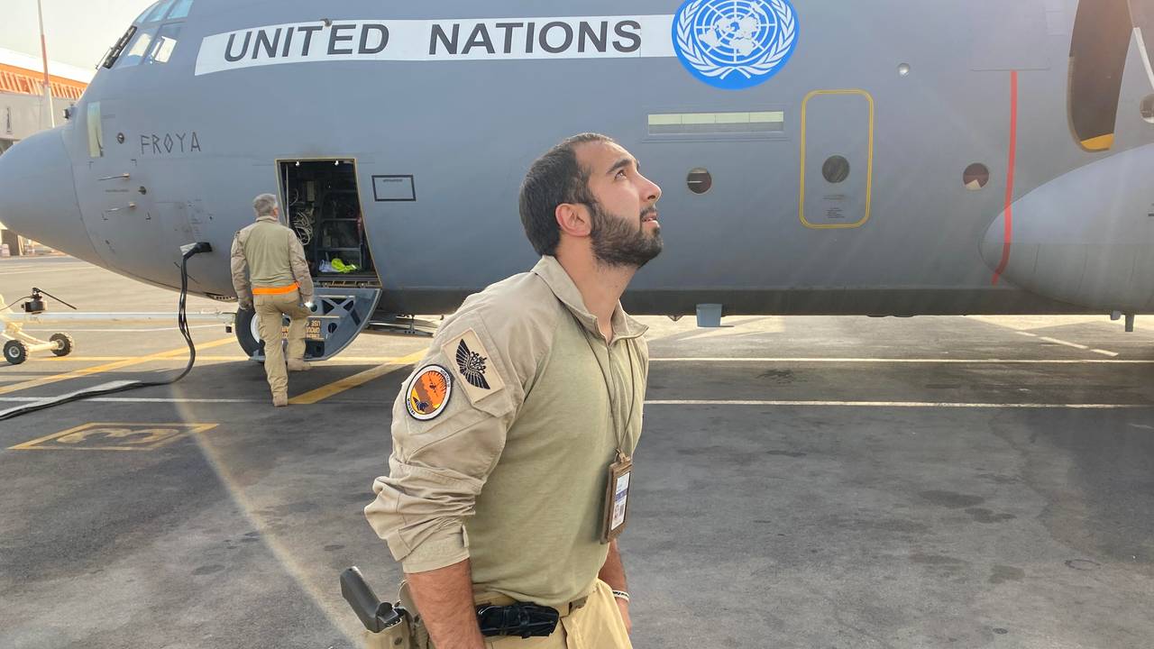Sully er flyger i NORTAD III. Her tar han en siste sjekk av Hercules-flyet før det skal ta av fra Bamako.