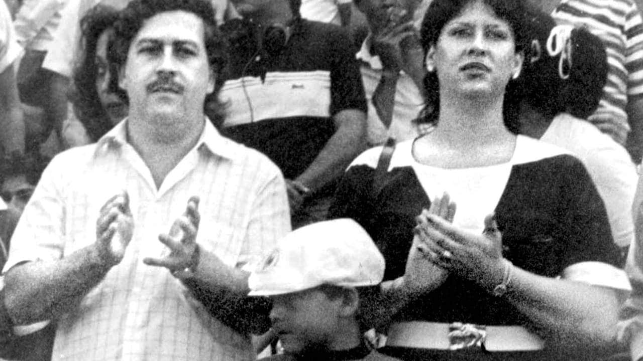 Pablo Escobar og Victoria Henau Vallejos med sønnen på fotballkamp.