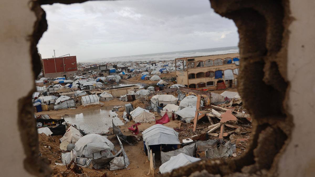 Gaza: Barn leter etter plast for å lappe skrøpelige telt