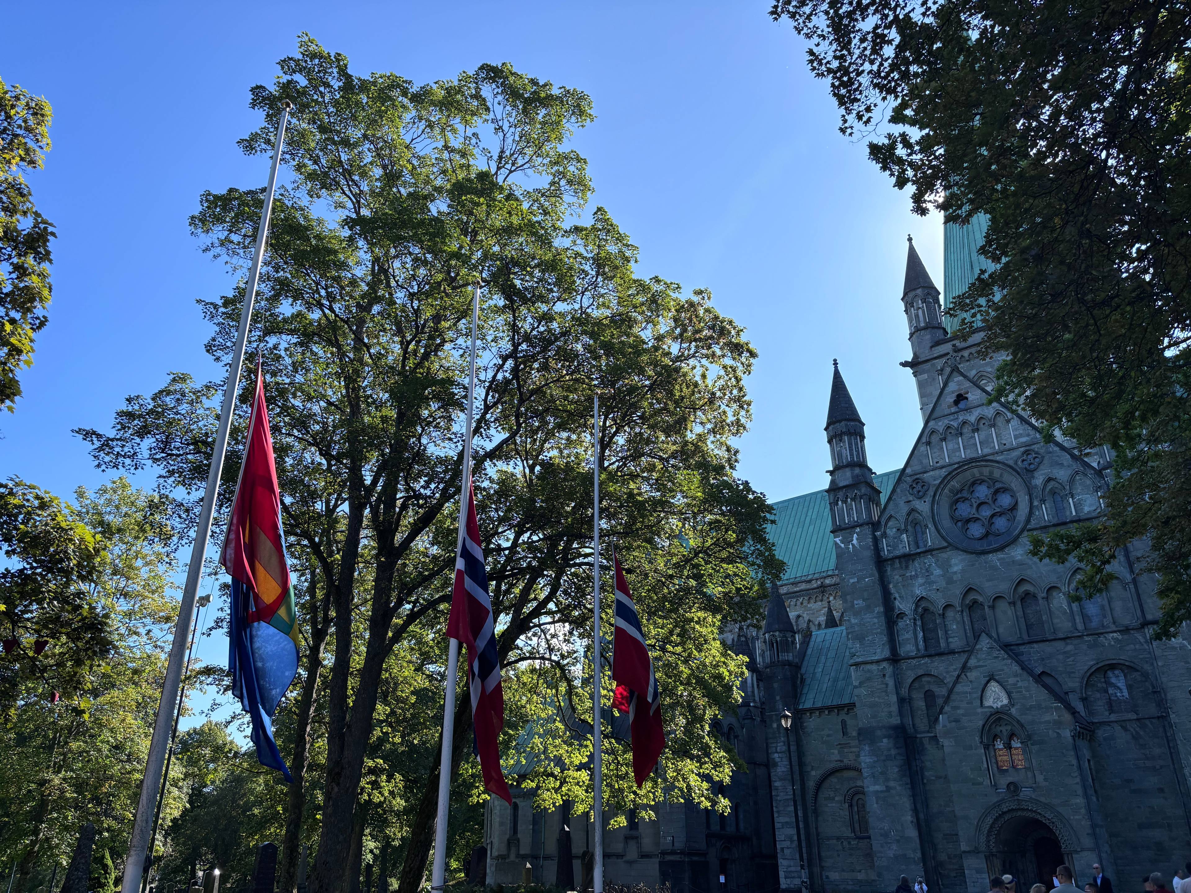 flagg på halv stang utenfor nidarosdomen