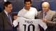 Foto: DESMOND BOYLAN / Reuters FIGO CON LA CAMISETA DEL REAL MADRID CON EL PRESIDENTE DEL CLUB Y ALFREDO DI´STEFANO