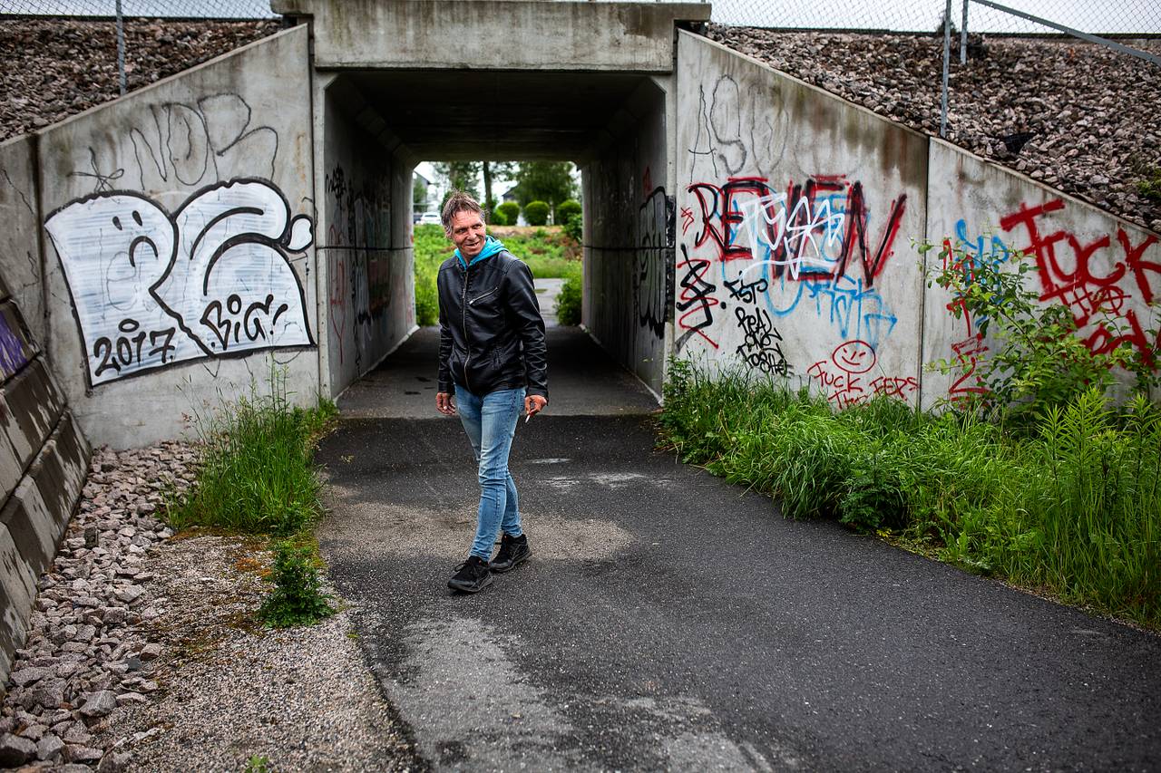 Tore Elvegård-Martinsen står ved en togundergang.