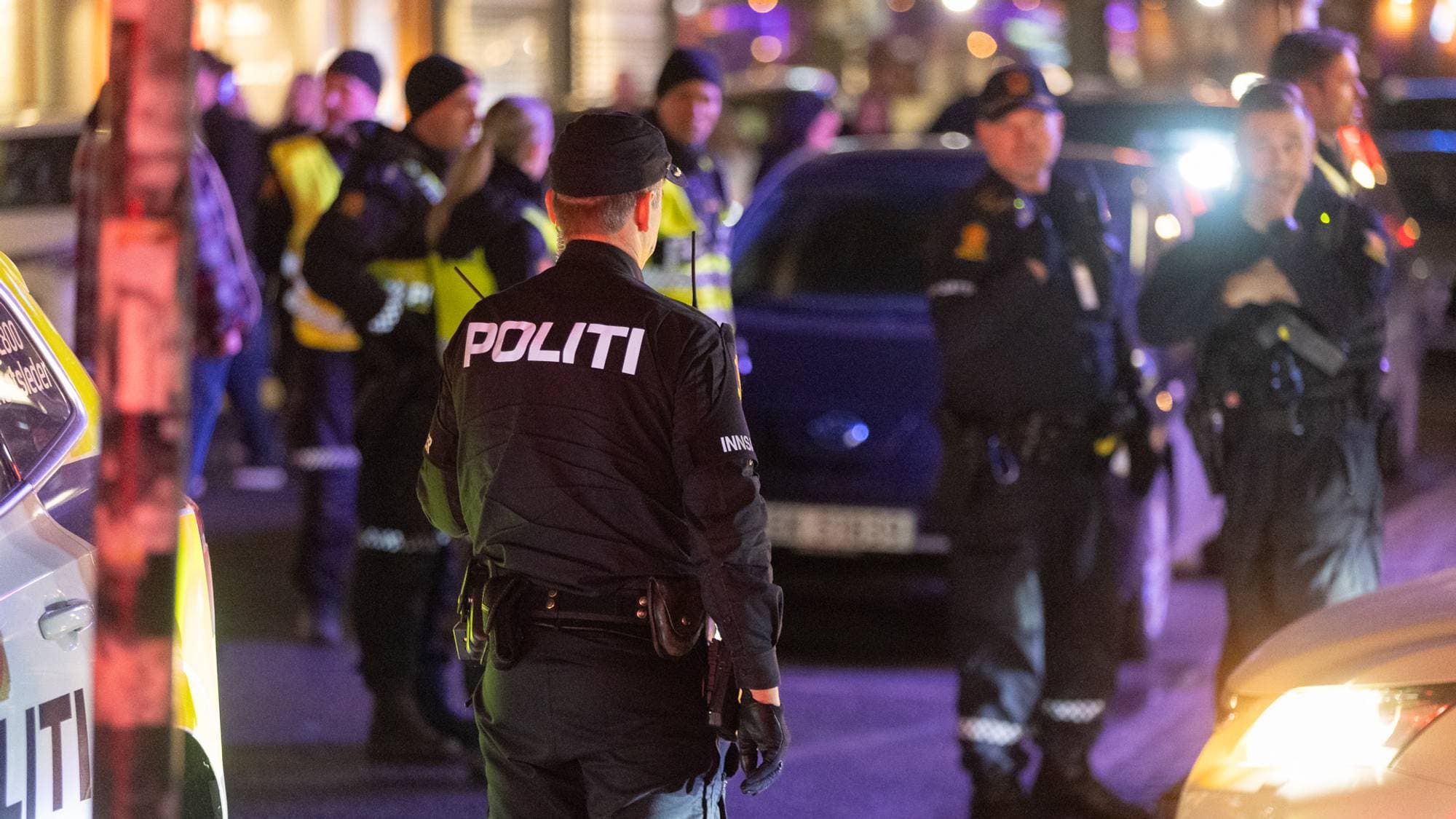 politiet står i en gate