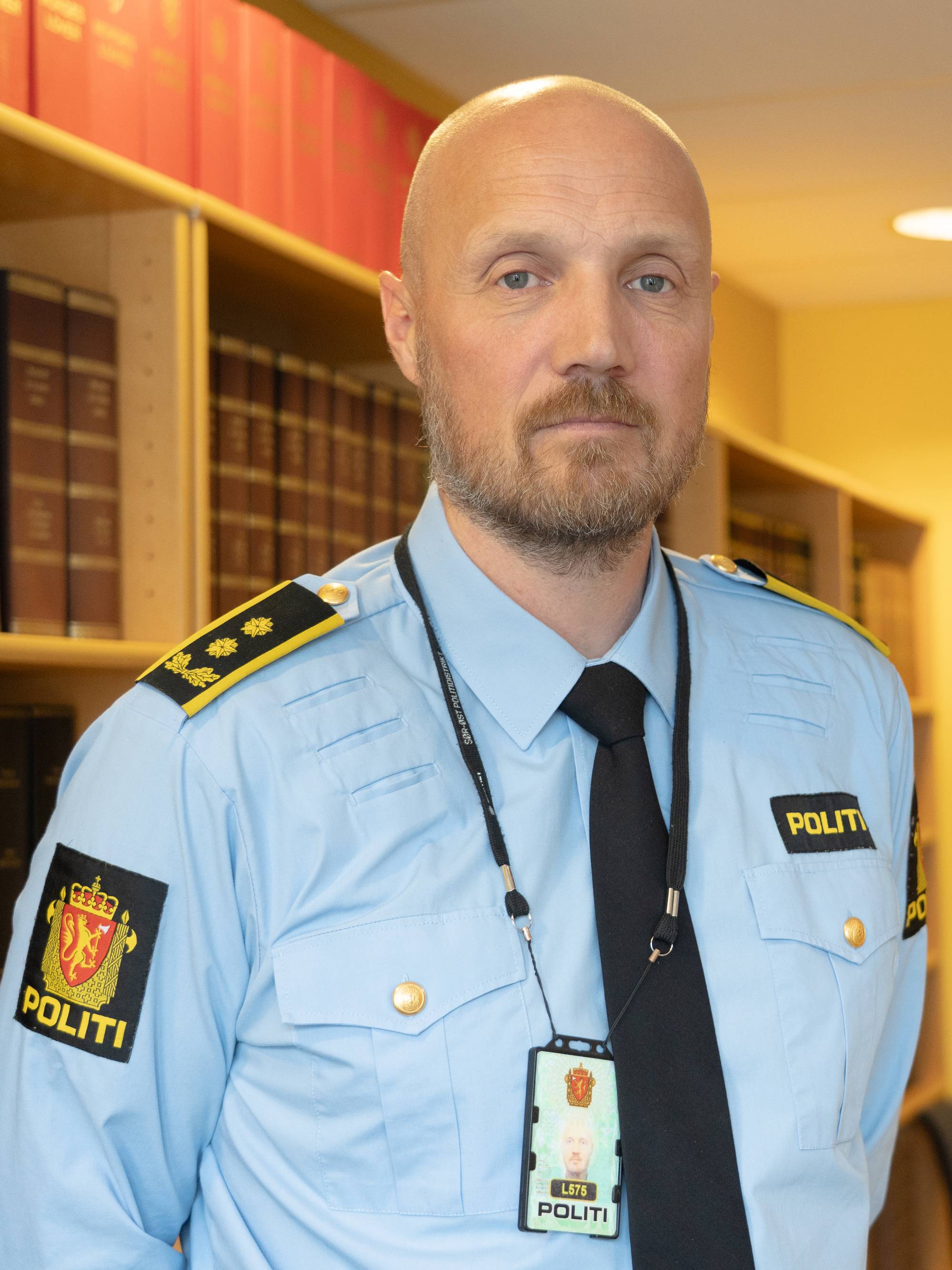 En mann i politiuniform