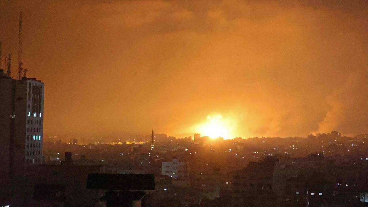 Himmelen ved den Nordlige delen av Gaza Stripen ble lyst opp store eksplosjoner natt til 14. mai.