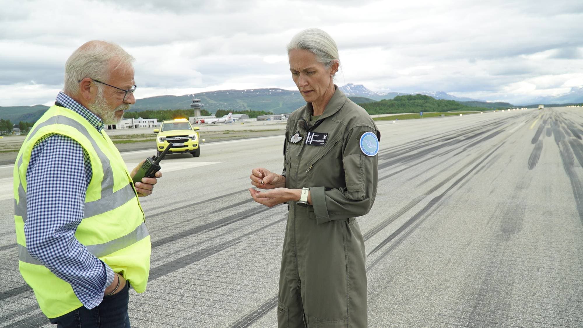 Sikkerhetsansvarlig Esben Melby og luftvingsjef Cathrine Thorshaug-Wang på 131 Luftving er bekymret etter å ha funnet småstein som løsner fra asfalten. Kommer de i hjulene på et fly eller helikopter, kan det gå riktig ille, forklarer de.