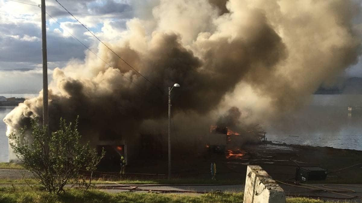 Fiskebruk i Finnmark brenner: – Hovedbygningen begynner å rase sammen
