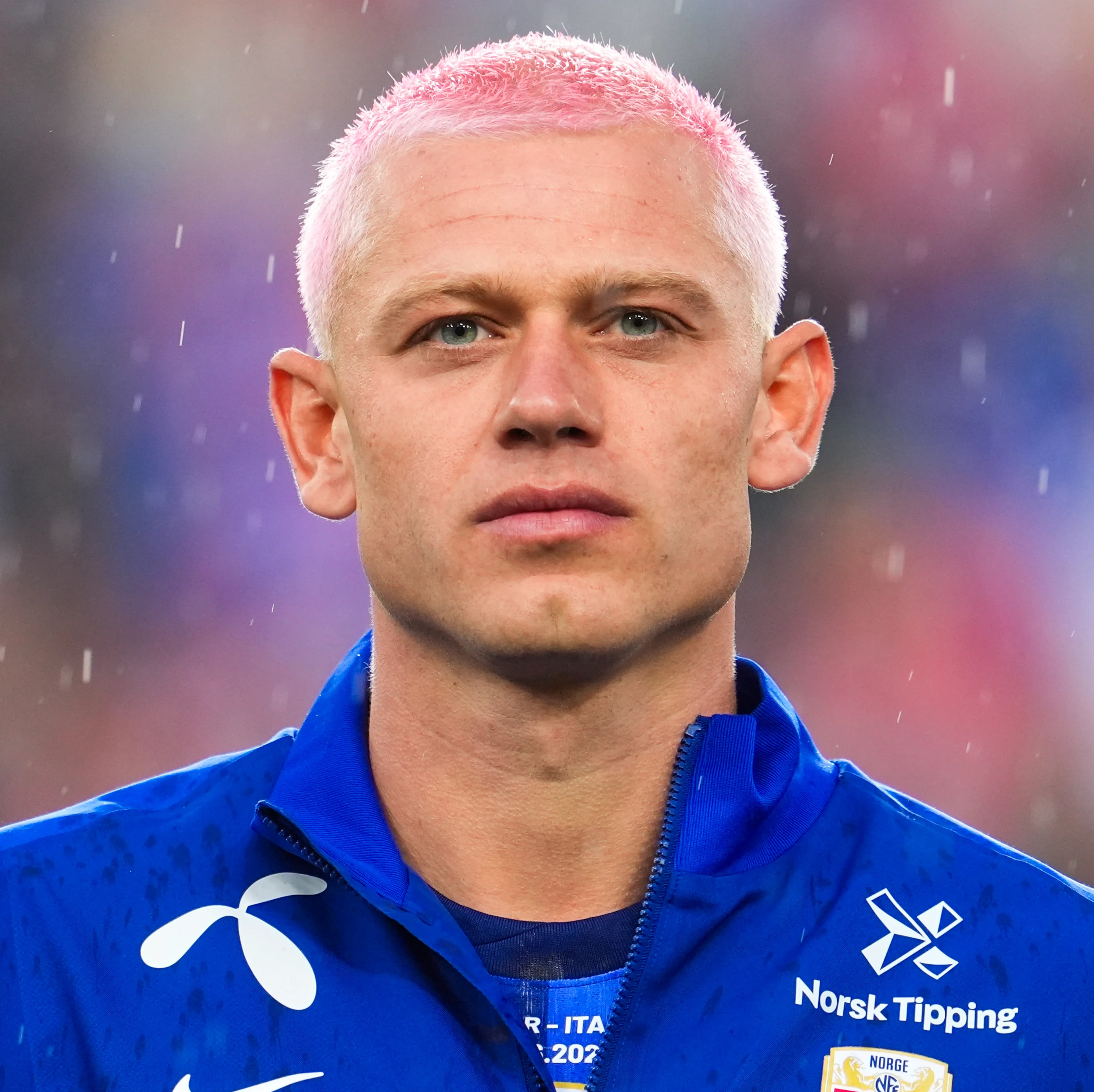 en mann i blå skjorte
