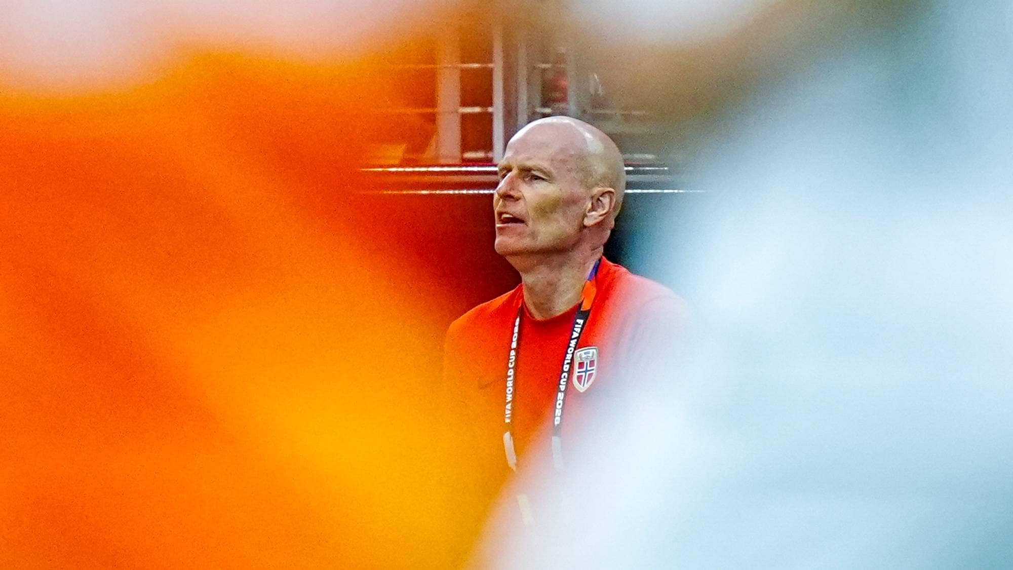Landslagstrener Ståle Solbakken i rød overdel med det norske fotballforbundets emblem. (Bildebeskrivelsen er laget av en KI-tjeneste)
