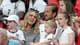 Paul Childs / REUTERS,NTB Fotballspiller Harry Kane sitter sammen med familien sin på tribunen under en kamp. (Bildebeskrivelsen er laget av en KI-tjeneste)