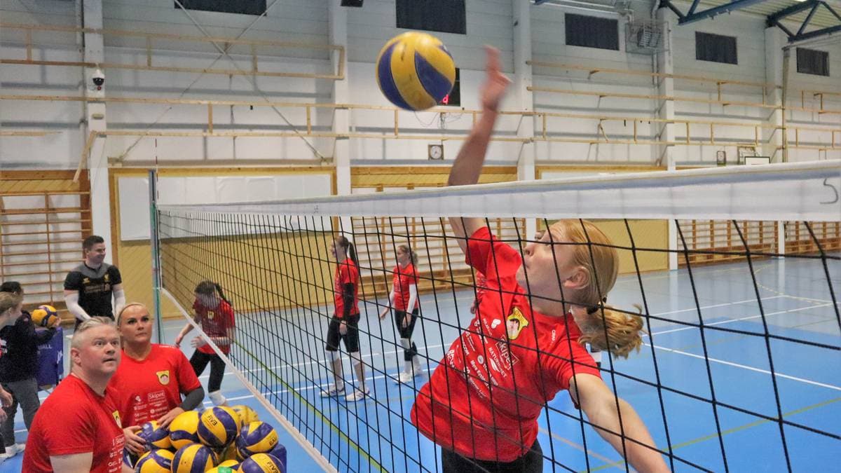 Erin (26) flytta fra Los Angeles til et fiskevær i Nord-Norge for å spille volleyball