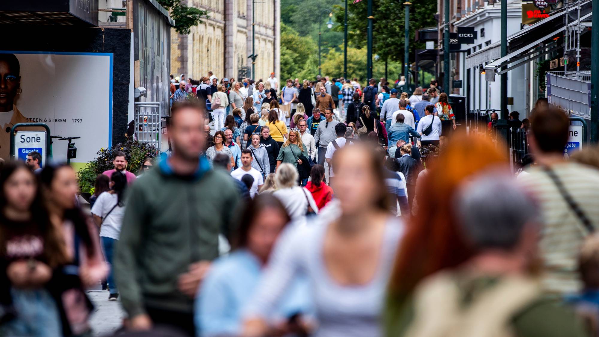 Mange folk som går på Karl Johan.
