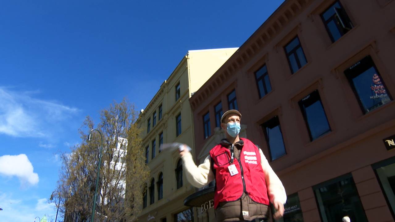 Erlik Oslo-selger Sondre holder opp gatemagasinet