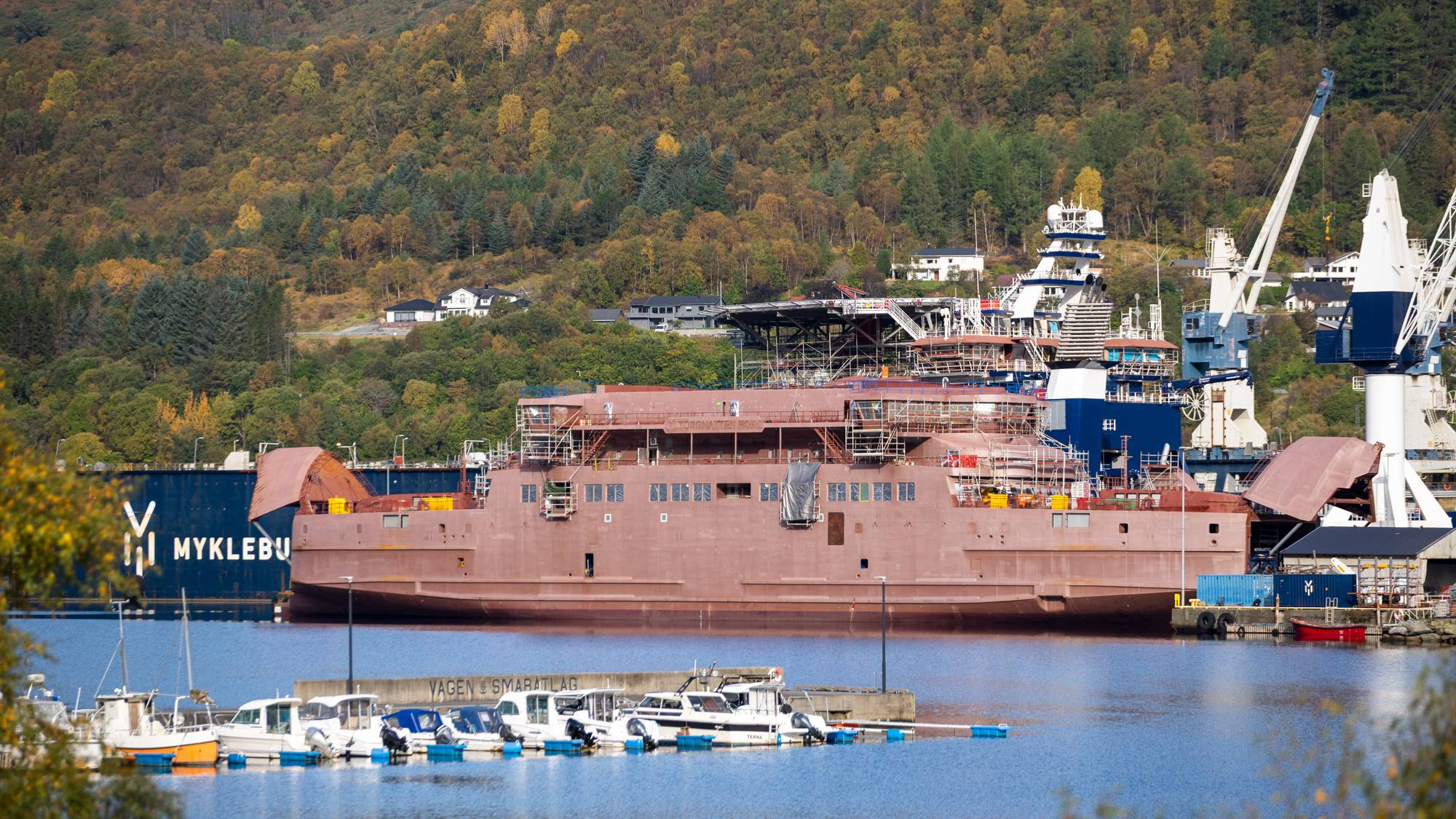 Hydrogenferga "Moskenes" ligger ved Myklebust verft i Gursken i Sande kommune på Sunnmøre. Båten skal ferdigstilles på verftet, ferga eies av Torghatten og skal etter planen gå i sambandet Bodø-Moskenes-Værøy-Røst fra 2027.