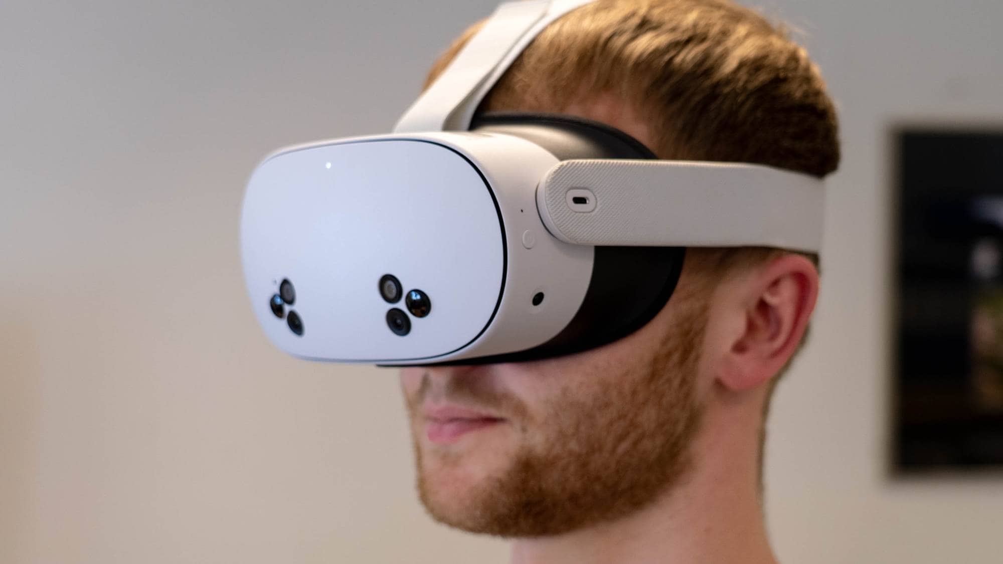 Nærbilde av hodet til journalisten som har vr-headset på.