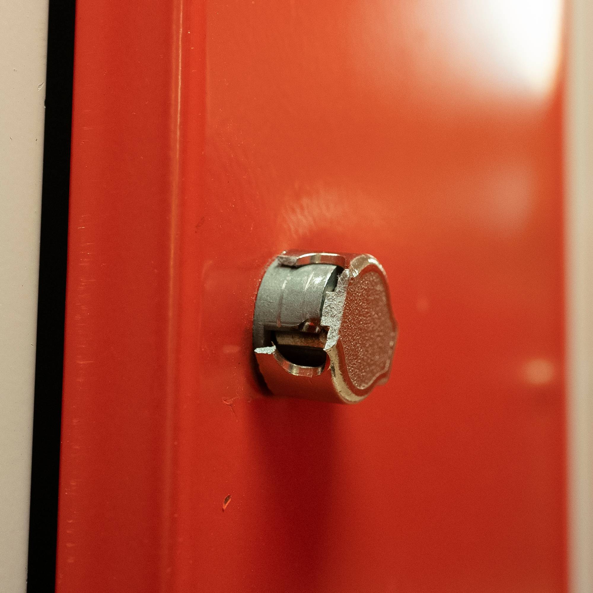 Moflata-bygget, vaktmester skifter dør i kjeller, ødelagt garderobelås, damegarderobe, ødelagt dør, innbrudd i garderobe, garderobeskap