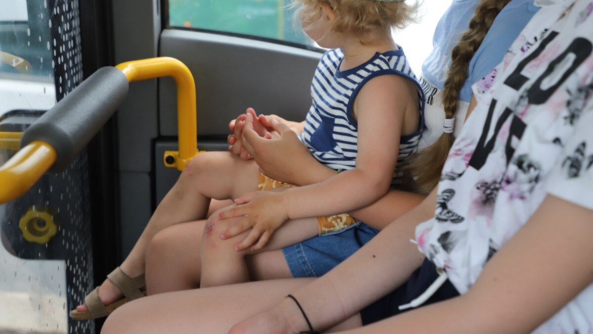 Barn er helt usikra på bussen: – Sitter med hjertet i halsen