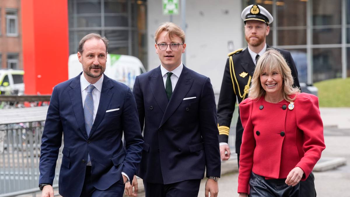 Prins Sverre Magnus på jobb med pappa