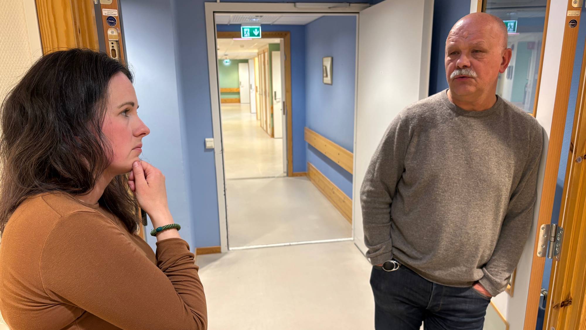 Einingsleiar Linn Kristin Fløholm på Hyllestad omsorgssenter Eiklund, og kommunalsjef Rolf Horne