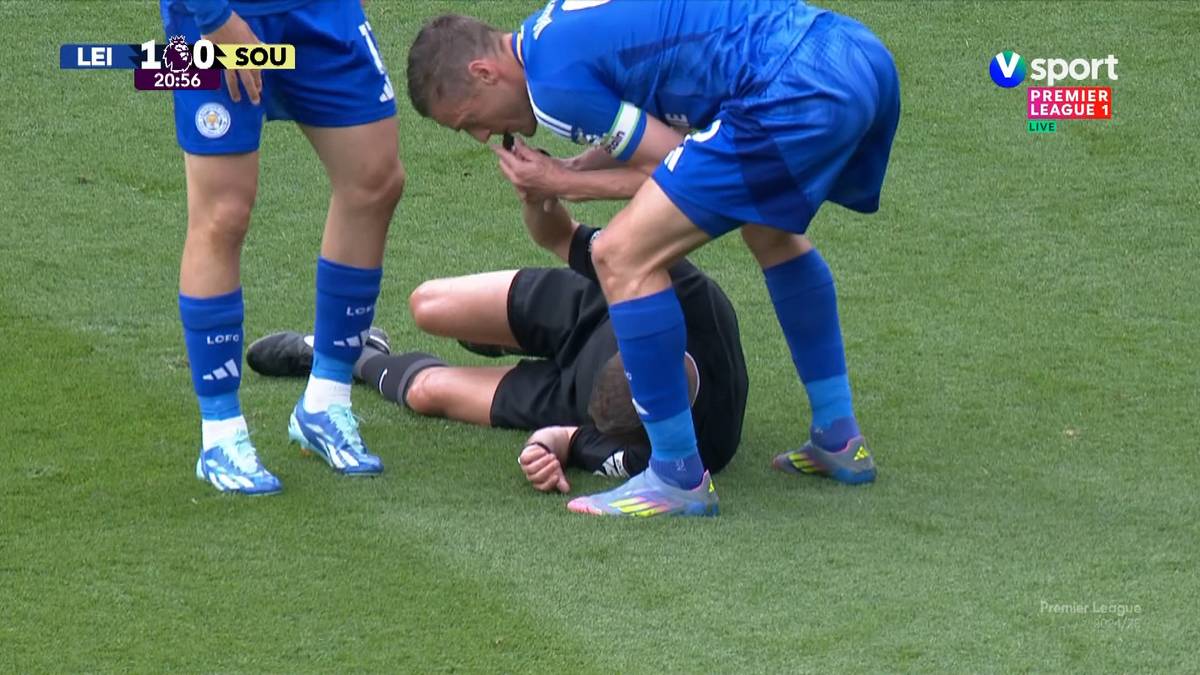 Premier League-kamp stanset i tolv minutter etter dommerkollisjon