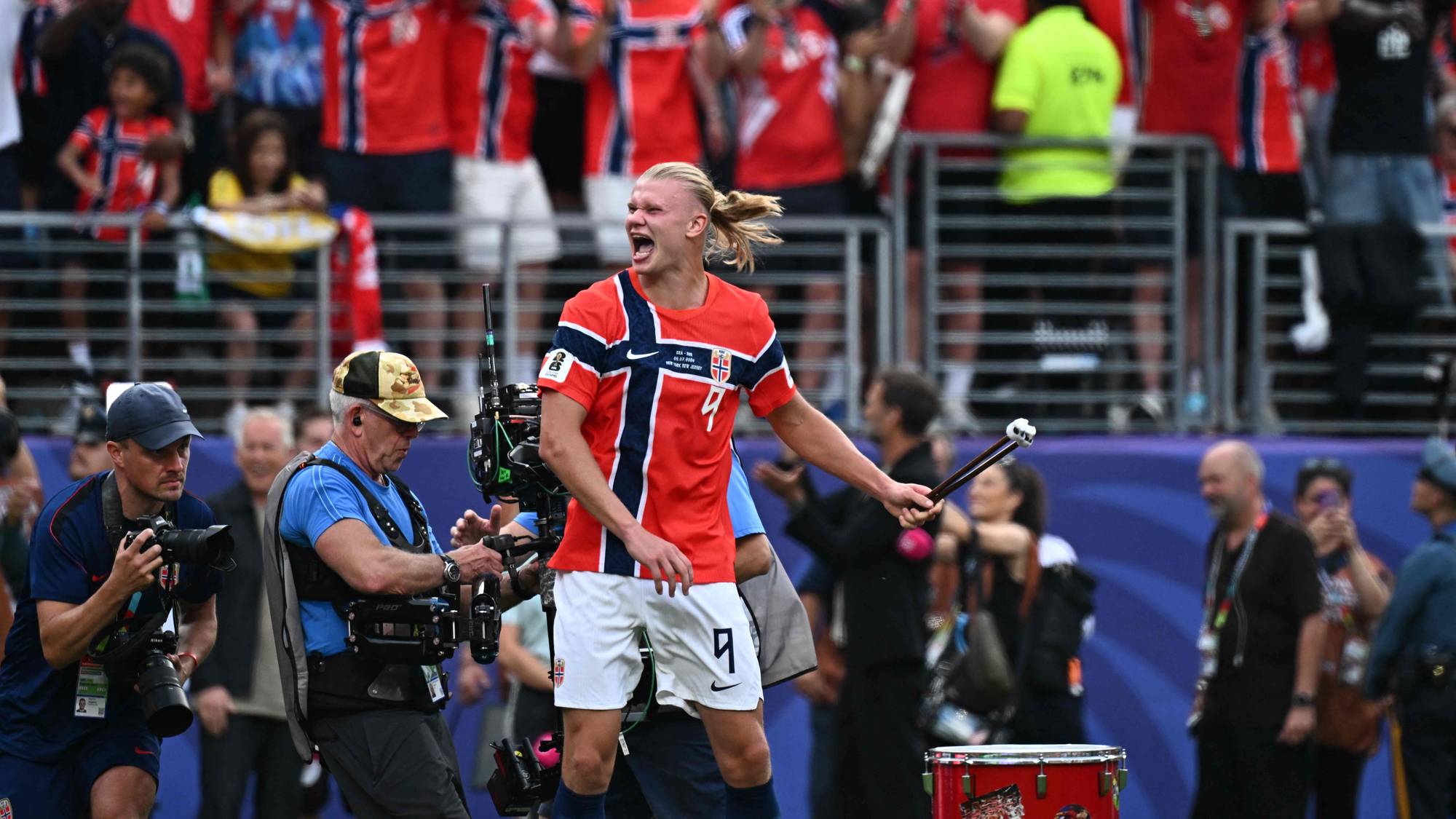 Erling Braut Haaland fikk slå på trommen og lede an i roingen på tribunen etter seieren mot Brasil i VM. 
