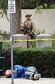 写真:David Swanson / Reuters / NTB 銃を持って制服を着た男