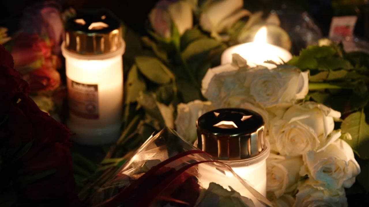 Blomster er onsdag kveld lagt ned i Tostrups gate etter Frogner-drapet.