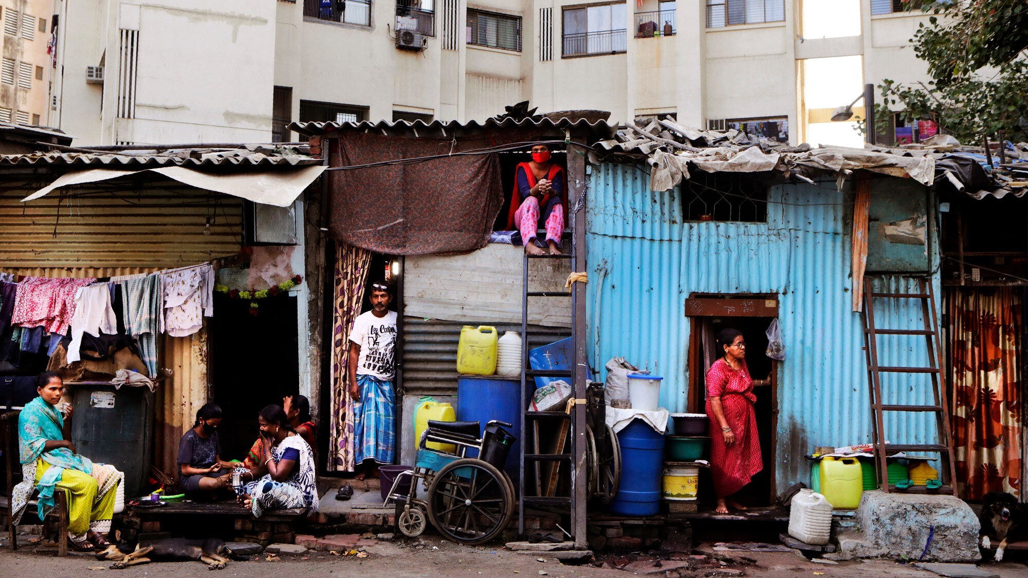 дхарави мумбаи шантарам. мумбаи индия трущобы. дхарави мумбаи. филиппины город манила трущобы. лачуги в трущобах.