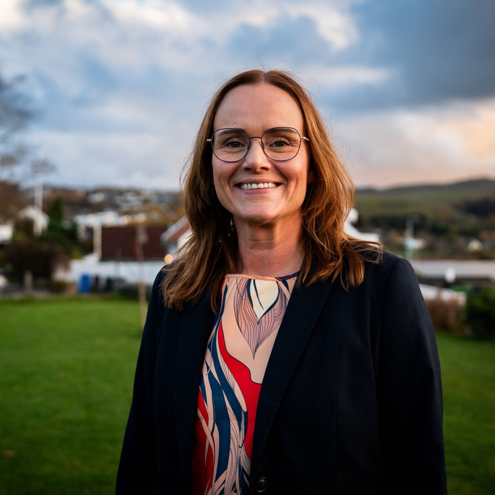 Margret Hagerup står utenfor boligen sin på Kvernaland på Jæren. 