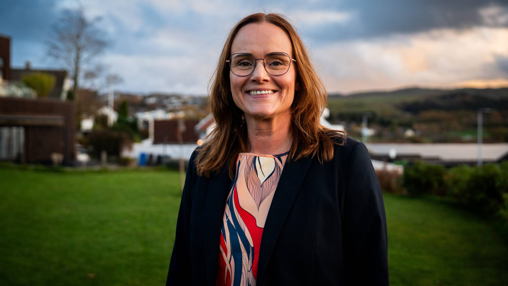 Margret Hagerup står utenfor boligen sin på Kvernaland på Jæren. 
