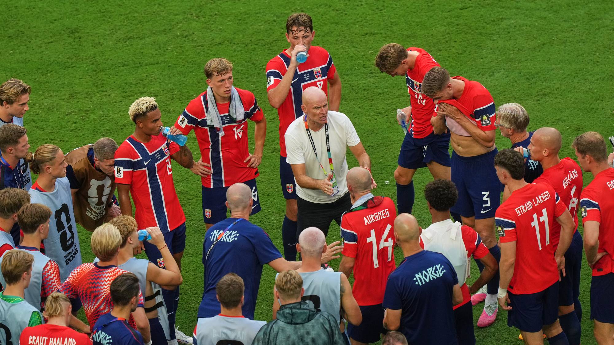 Landslagstrener Ståle Solbakken gir instruksjoner til det norske fotballandslaget på gressmatten. (Bildebeskrivelsen er laget av en KI-tjeneste)