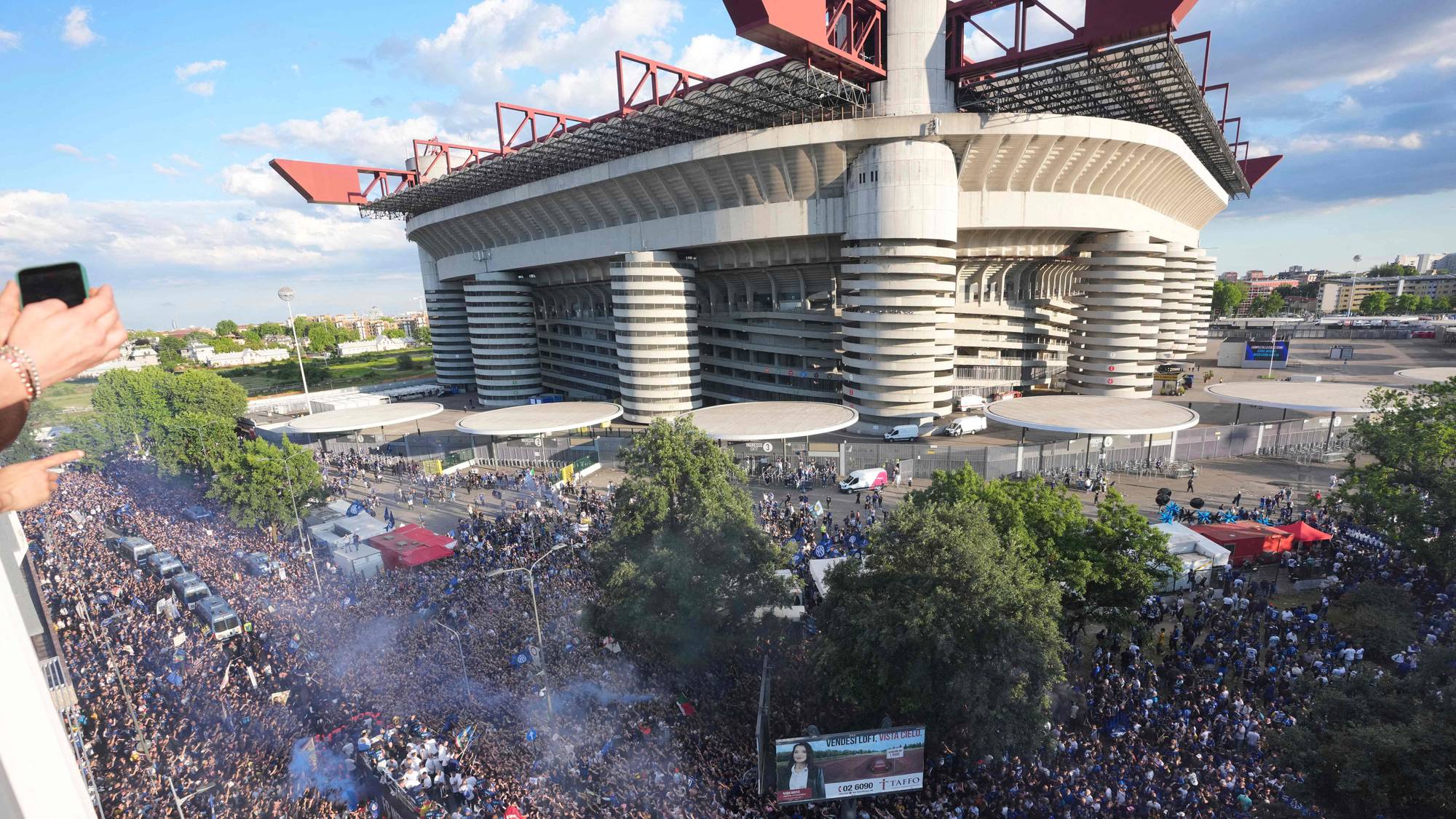 Store folkemengder samlet utenfor San Siro-stadion i Milano i forbindelse med feiring. (Bildebeskrivelsen er laget av en KI-tjeneste)