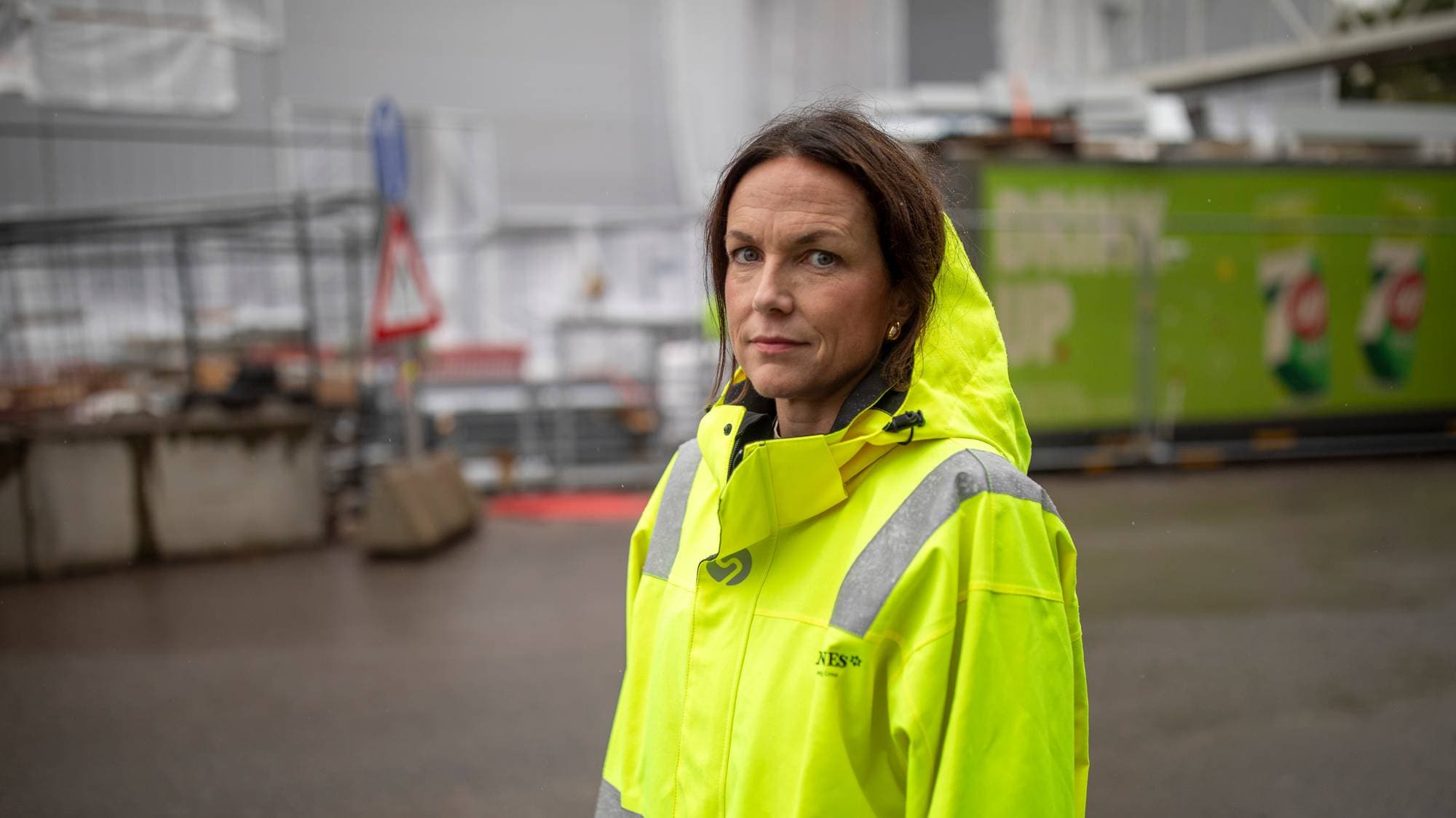 Johanna Ellefsen Rostad er kommunikasjonssjef i Ringnes. Har på seg en gul arbeidsjakke med refleks-striper. I bakgrunnen ser man en byggeplass.