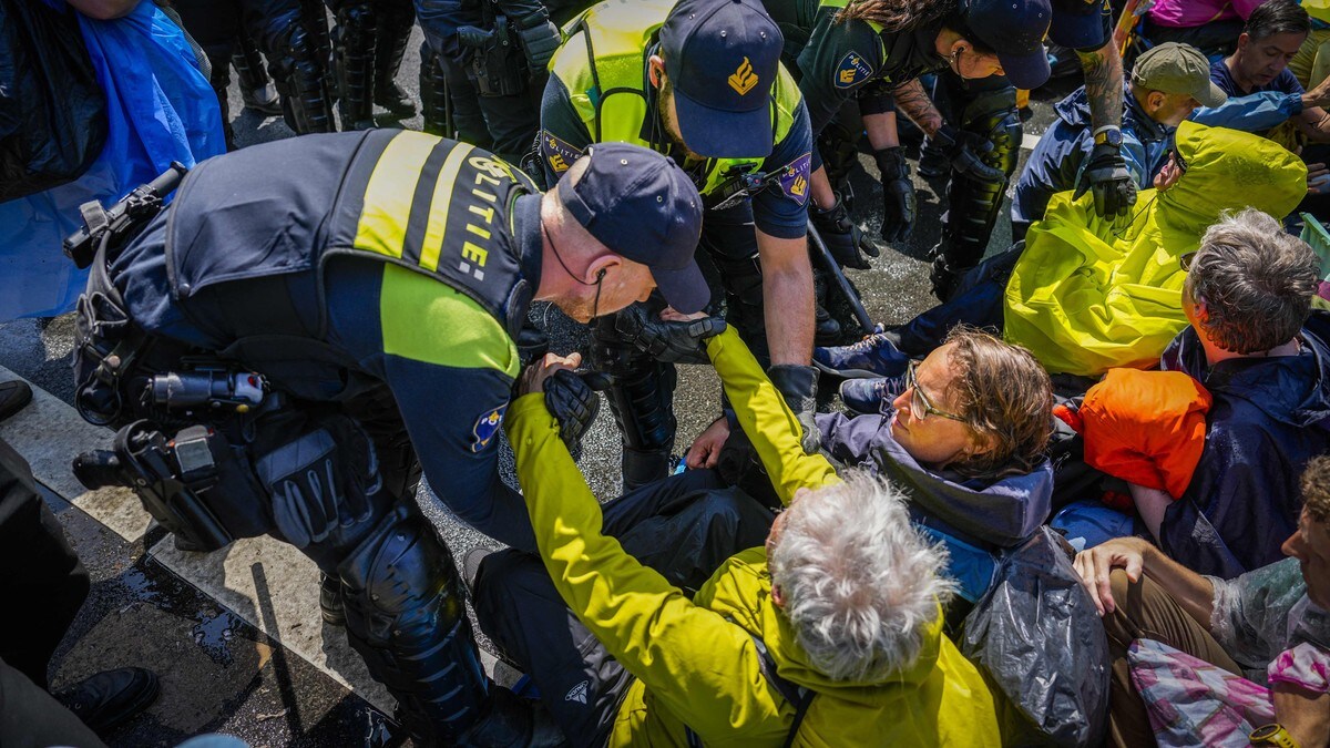 Flere enn 1500 klimaaktivister arrestert i Haag