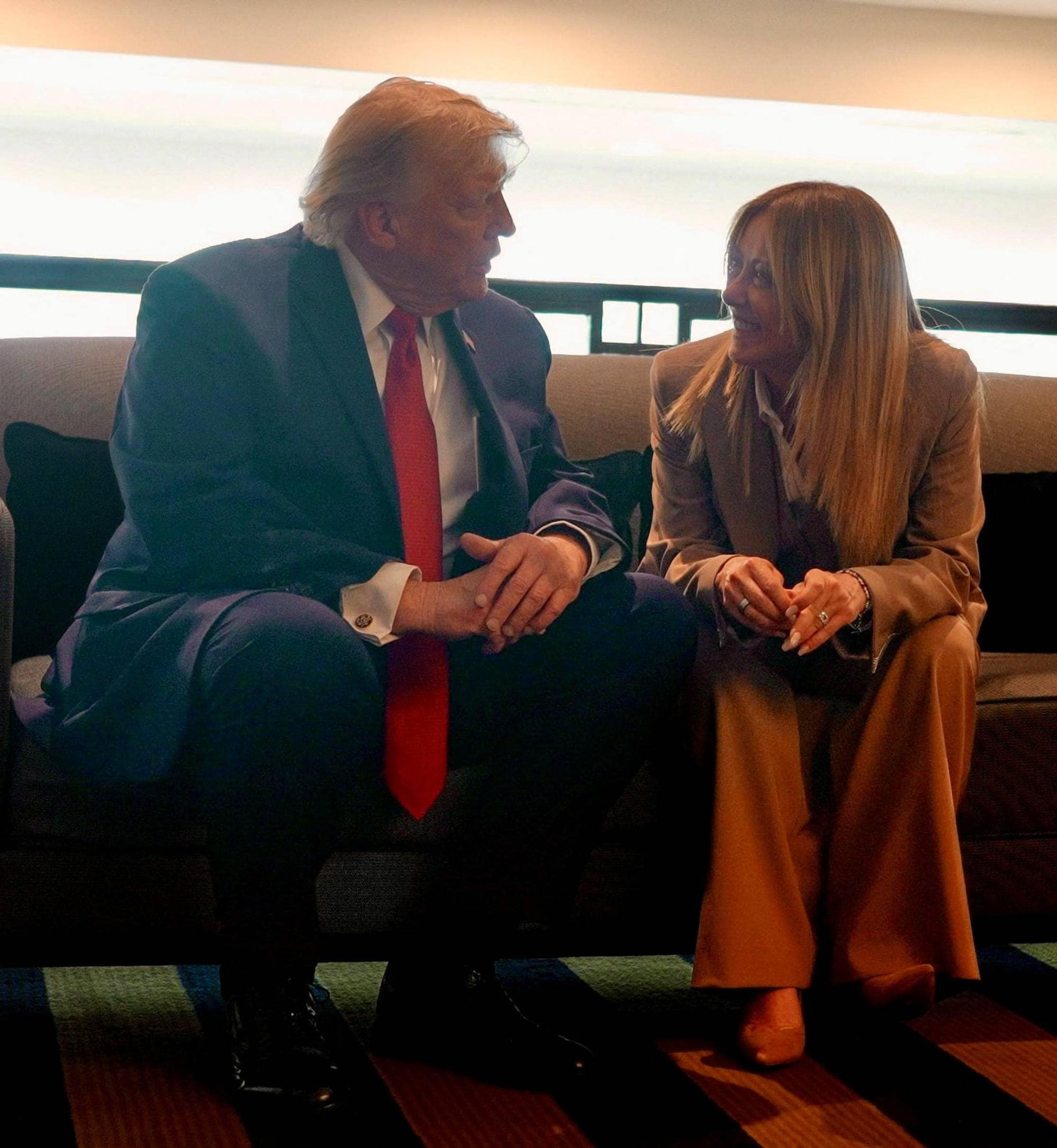 USA-president Donald Trump snakker med Italias statsminister Giorgia Meloni under G7-toppmøtet