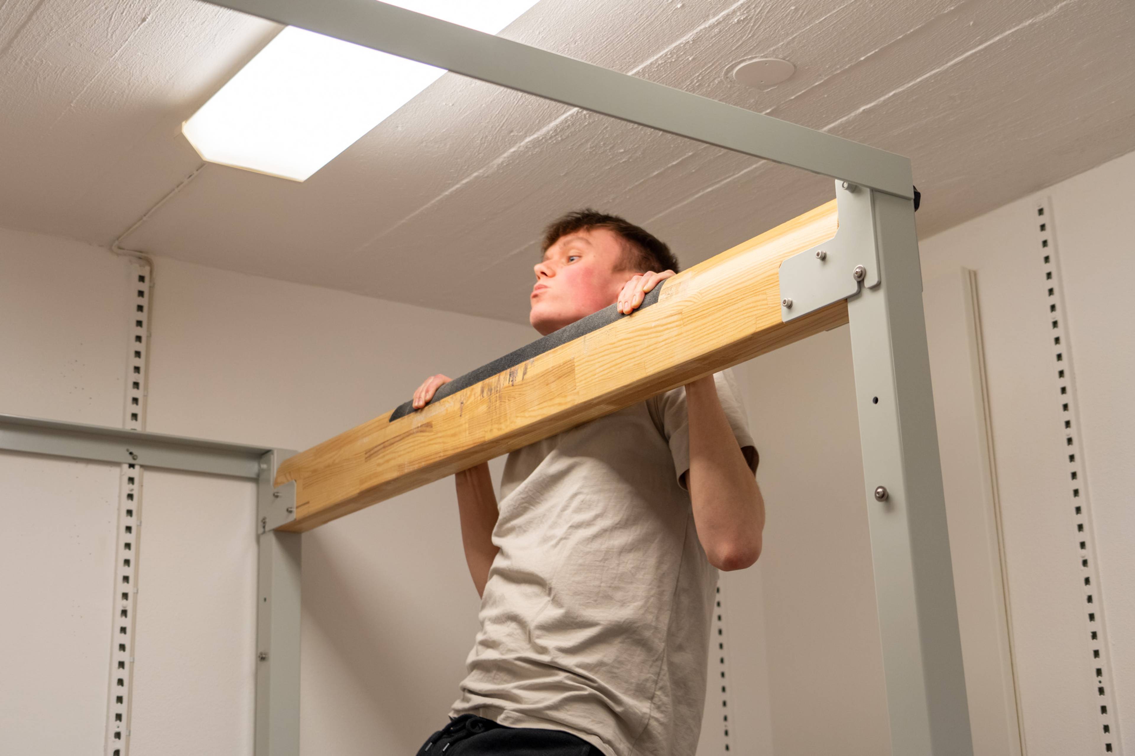Kevin Johannes Pedersen gjør pull-ups