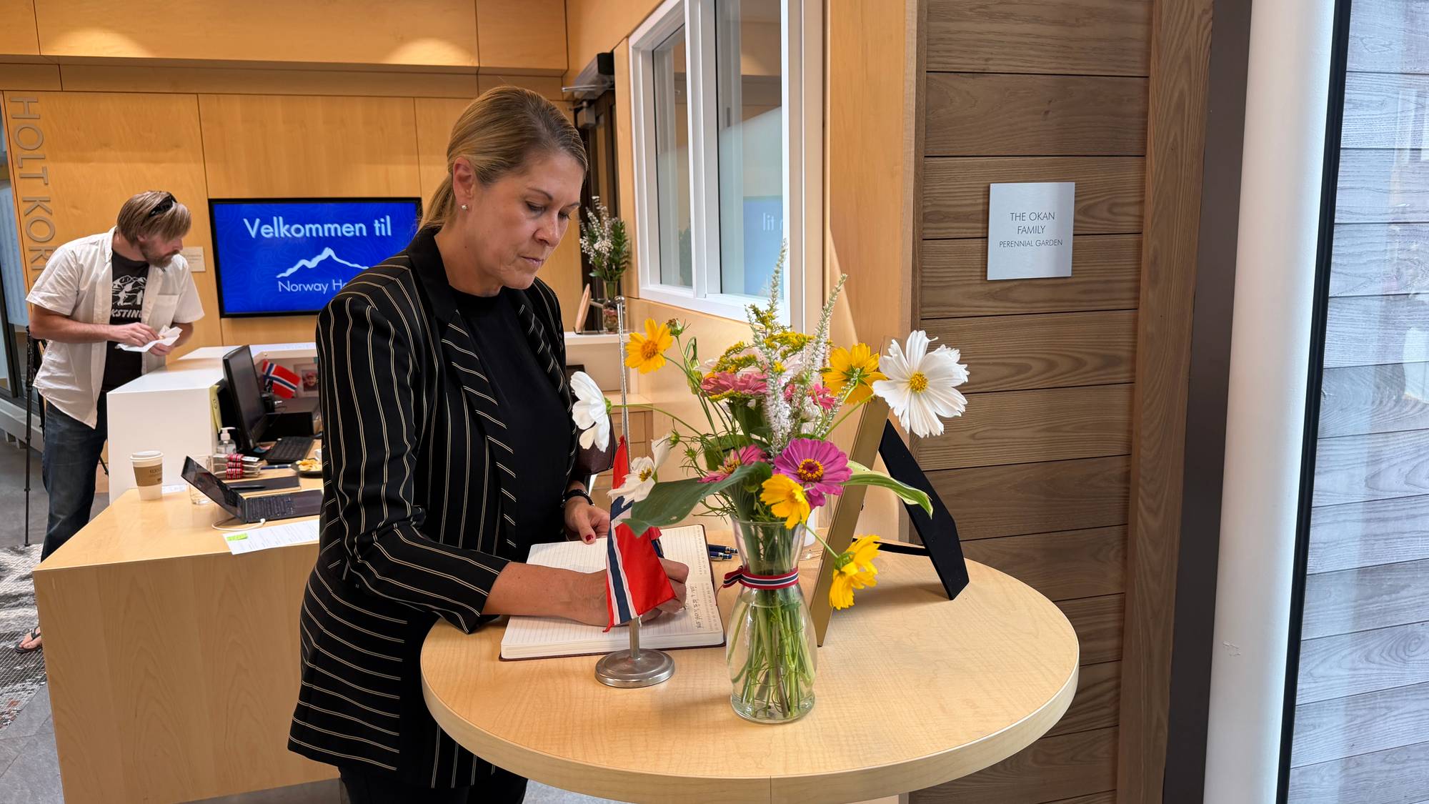 Protokollsjef Gabrielle Gerbaud signerer kondolanseprotokollen