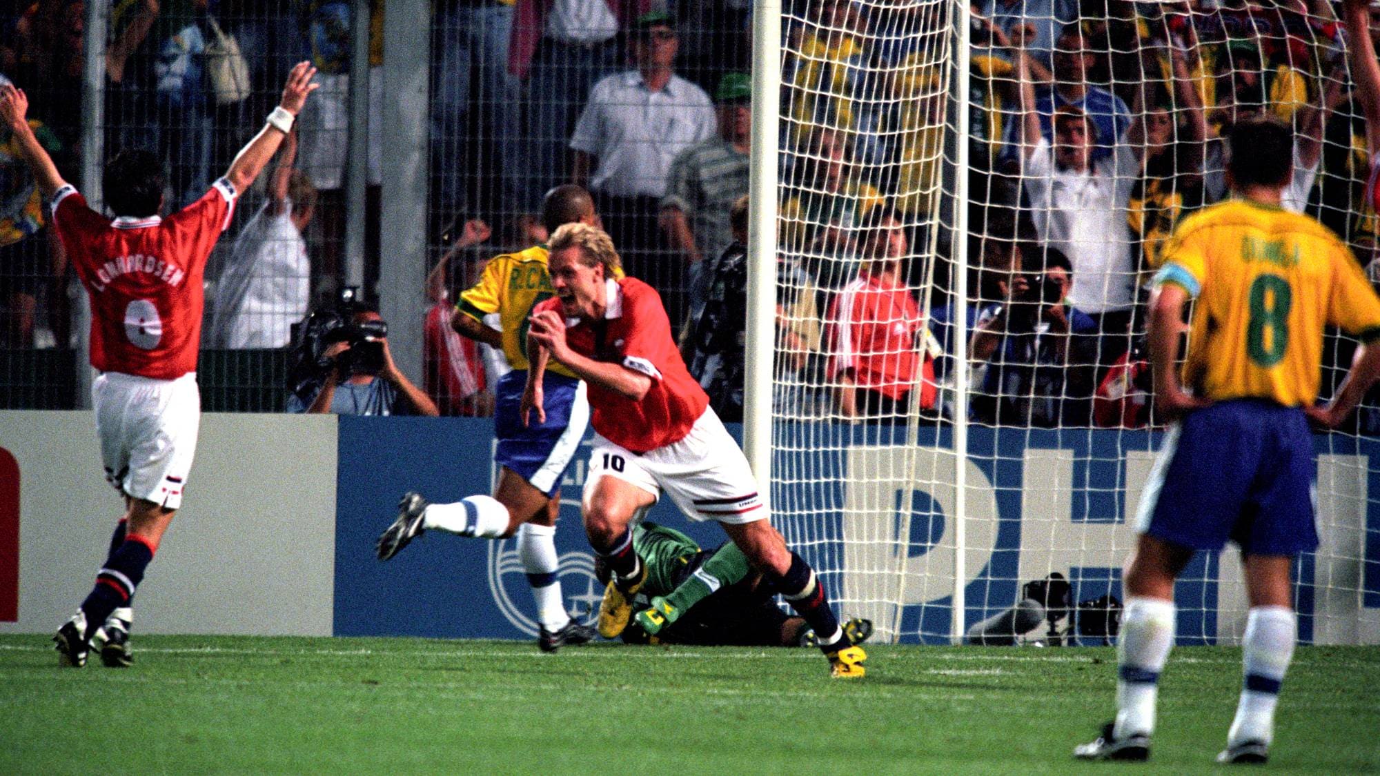 Kjetil rekdal jubler etter å ha scoret mot Brasil i fotball-VM i 1998