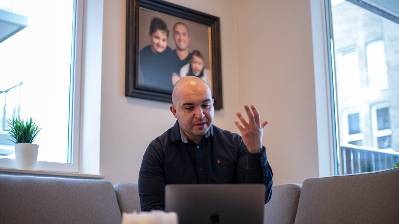 Juma Iraki ser ned på PCen sin der han har lest mange hetsende kommentarer.