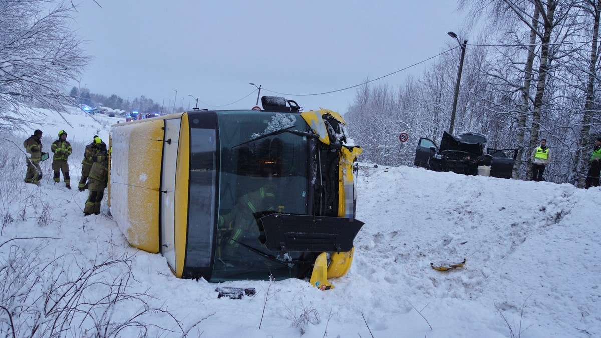 Buss og bil i ulykke i Skien