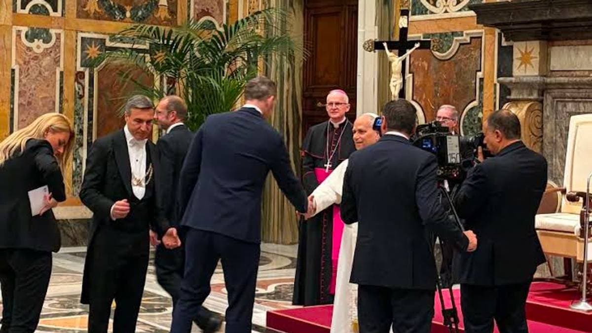 Her hilser han på paven i Roma