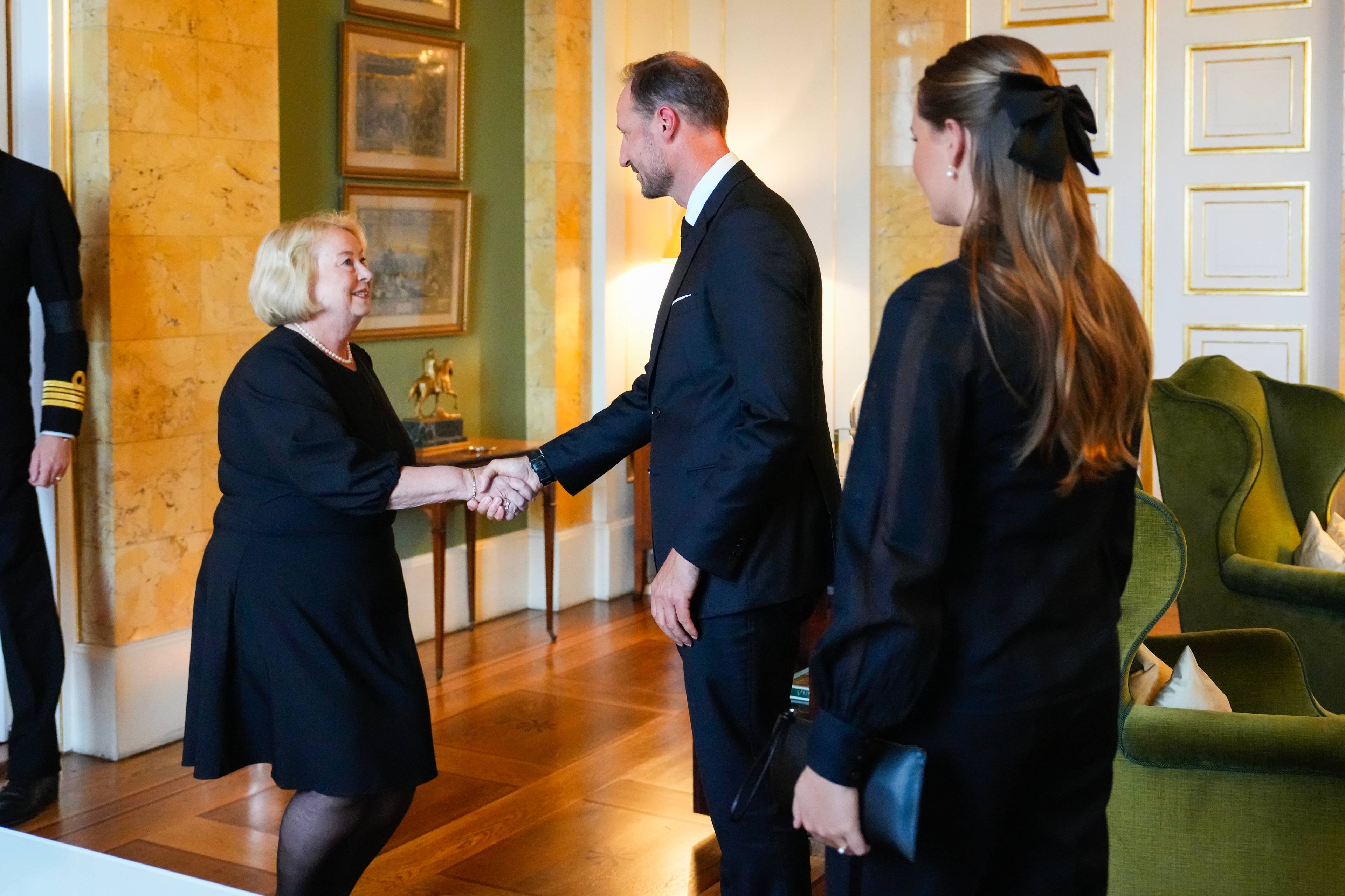 ong Haakon og kronprinsesse Ingrid Alexandra på Slottet mottar høyesterettsjustitiarius Toril Marie Øie i kondolanseaudiens på Slottet lørdag ettermiddag.