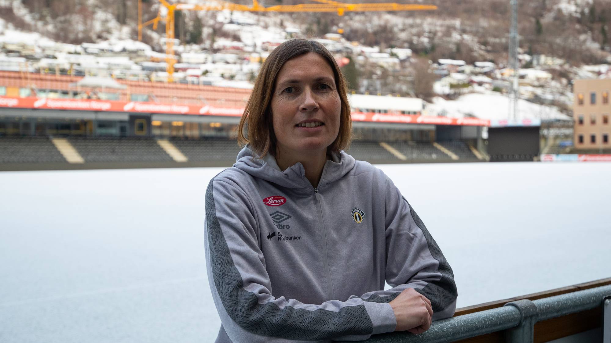 en person som sitter på et rekkverk