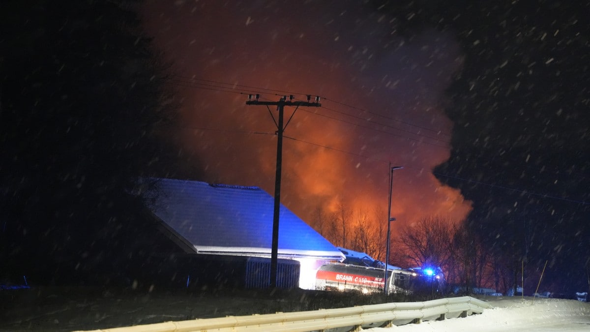 Dovrebanen stengt etter brann i lagerbygg med propangass